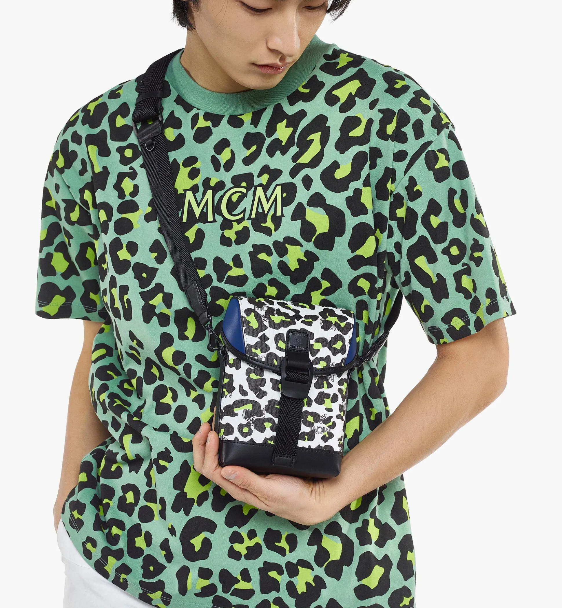 Aren Hochformatige Umhangetasche In Leopard Visetos